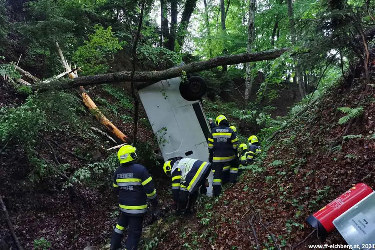 Spektakulärer Unfall in Eichberg - Lieferwagen stürzt in tiefen Waldgraben