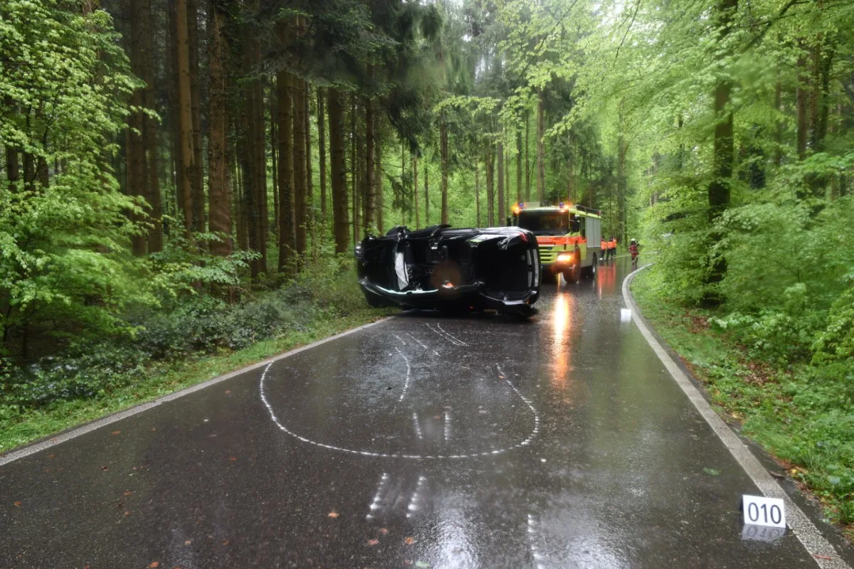 Wallisellen ZH - Selbstunfall fordert verletzte Frau - Lenkerin musste aus Auto gerettet werden
