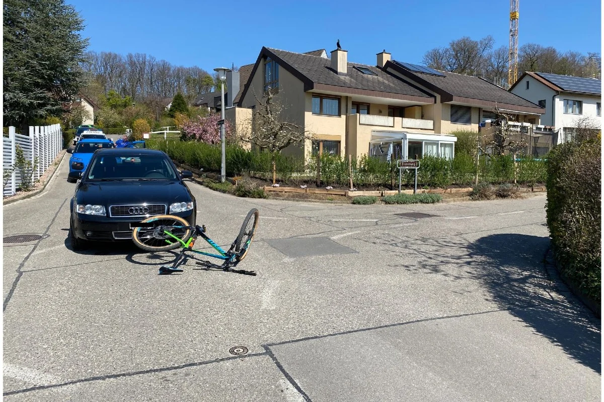 Therwil BL - Kollision zwischen Fahrrad und Personenwagen – Radfahrer verletzt