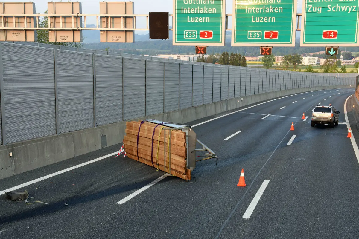 Emmenbrücke A2 LU - Anhänger mit Holz kippt auf der Autobahn