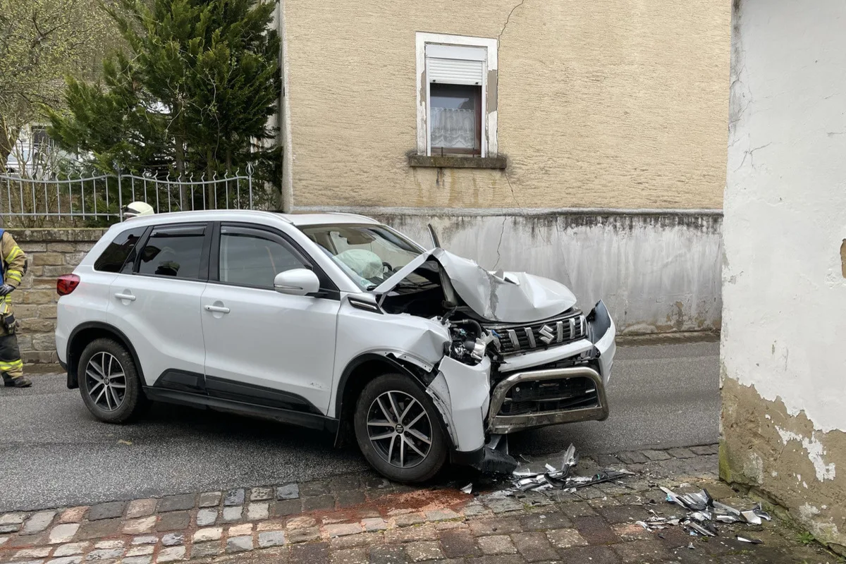 Unfall in Rathskirchen RP - Gegen eine Hauswand geprallt