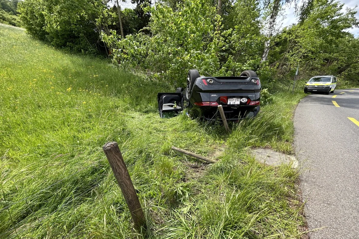 Ennetbaden AG - Auto landet nach Unfall auf dem Dach