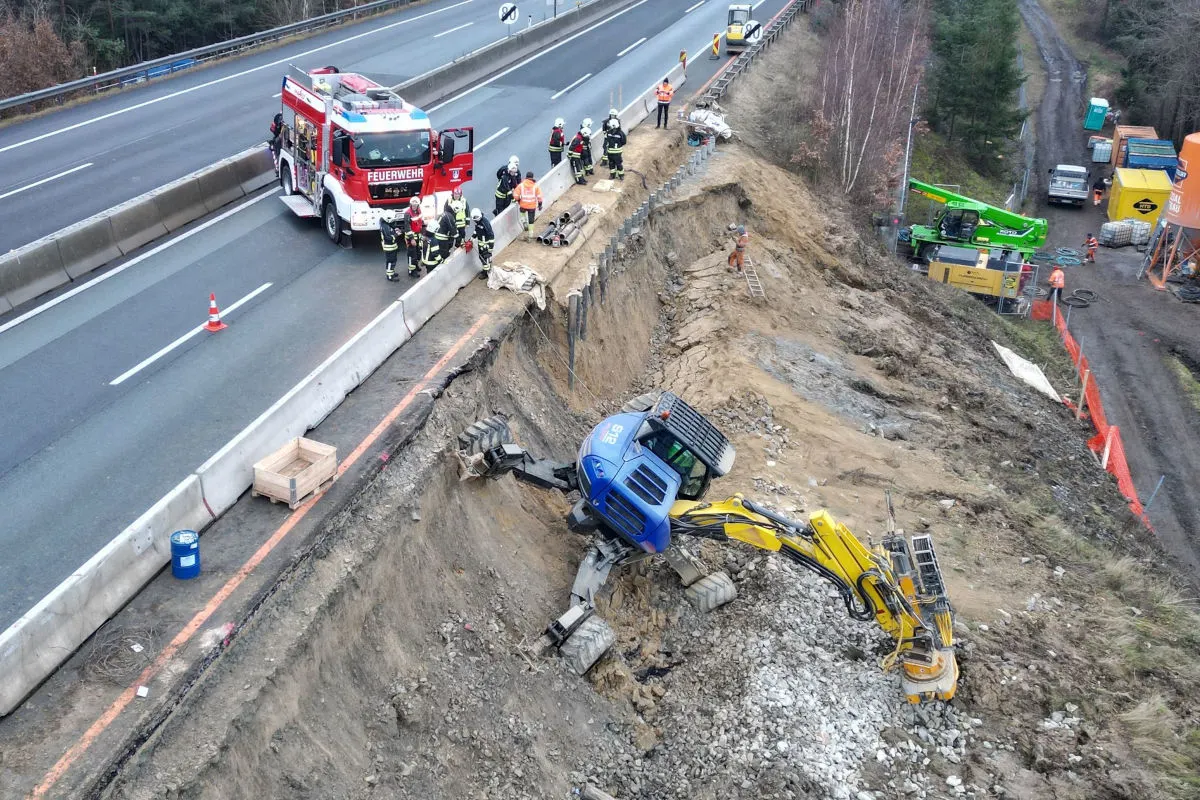 A2 Pinkafeld B – Bagger stürzt Böschung hinunter