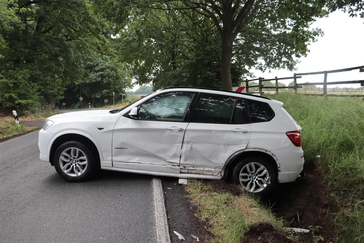 Rödinghausen NW - Zwei Autos landen nach Unfall im Straßengraben