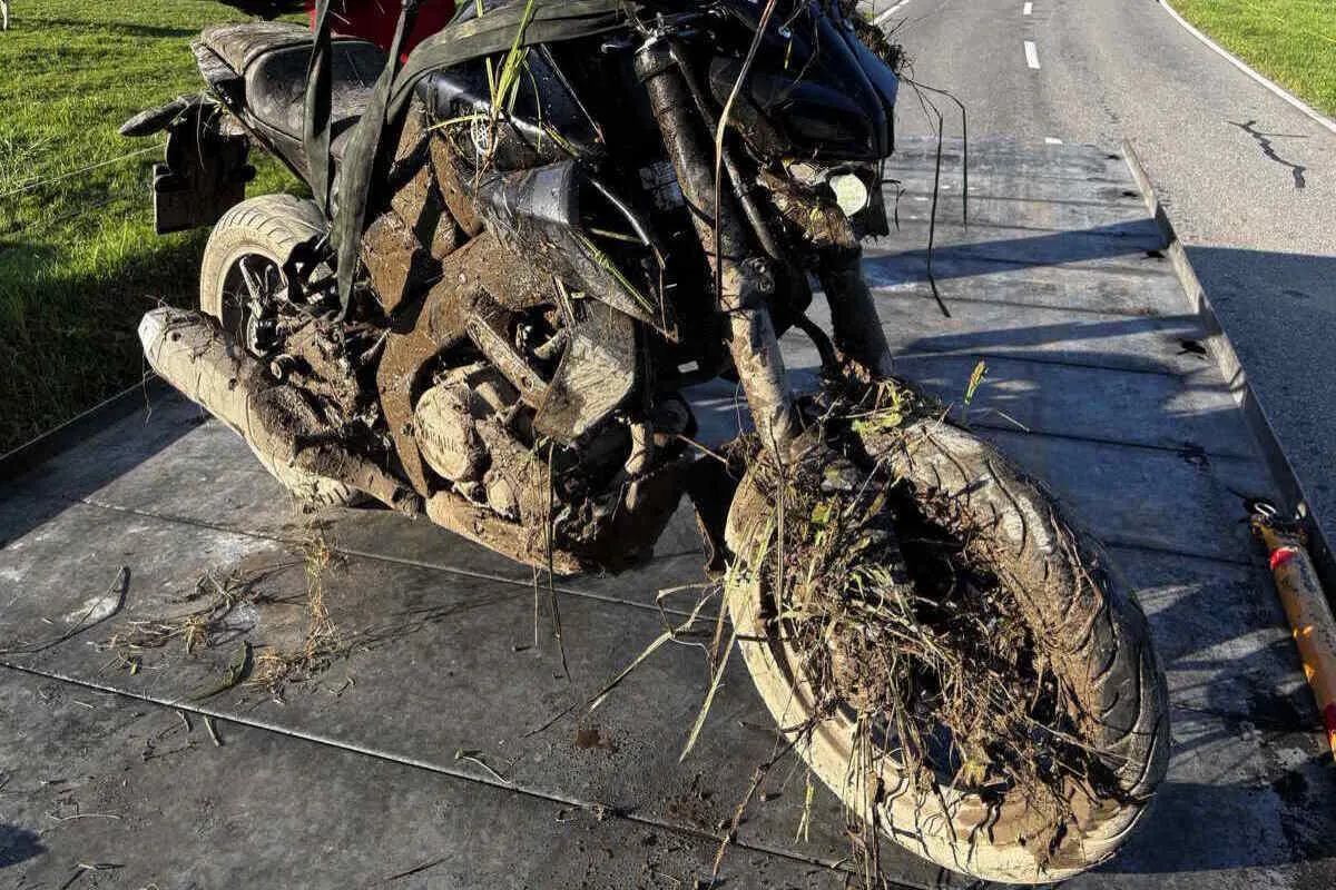 Bollingen SG - Motorradfahrer landet bei Unfall in einem Bach