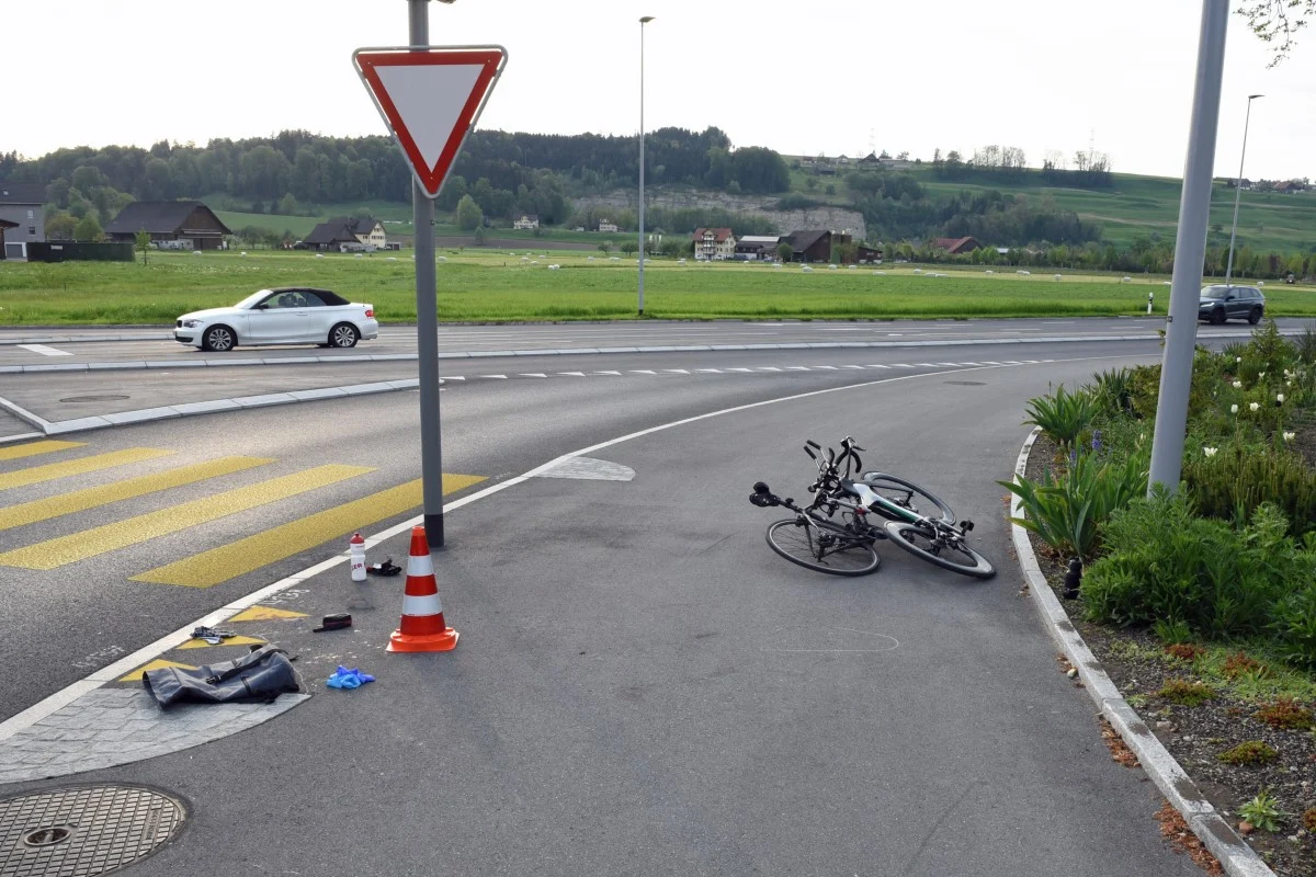 Gisikon LU - Rennradfahrer prallen frontal ineinander