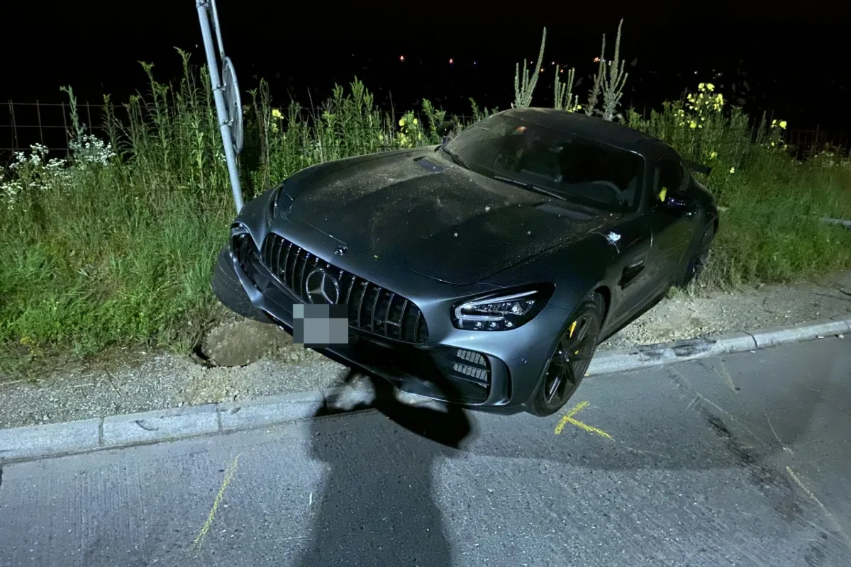 Staufen AG - 21-Jähriger baut mit Mercedes Hochleistungssportwagen Selbstunfall - Auto sichergestellt