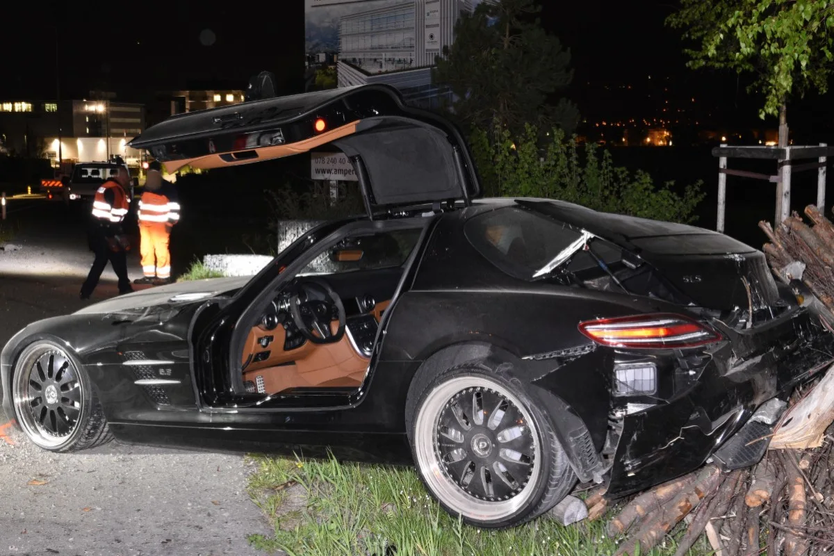 Schaan FL - Alkoholisierter Mercedes-Lenker baut spektakulären Unfall