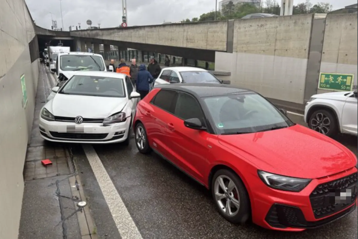 Stadt Schaffhausen - Auffahrkollision zwischen vier Fahrzeugen auf der A4