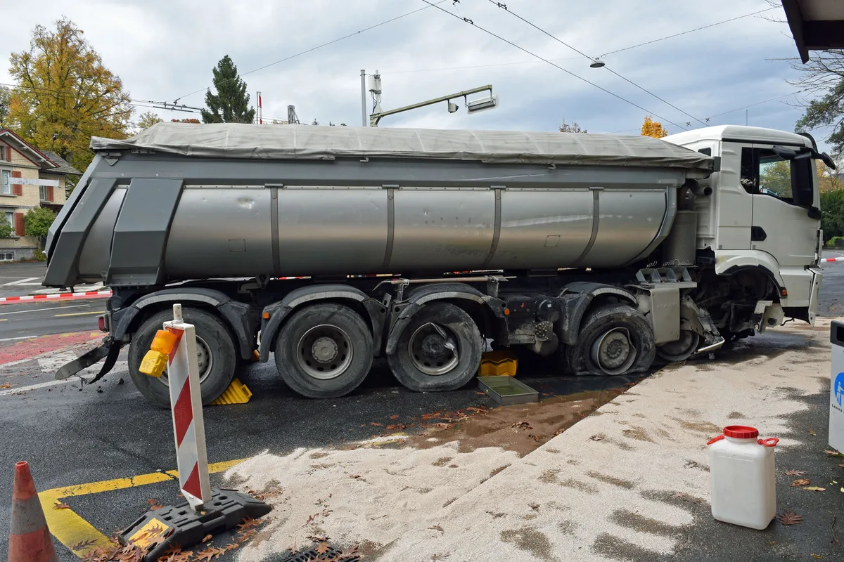 Stadt Luzern - Lastwagen prallt gegen betonierten Verkehrsteiler