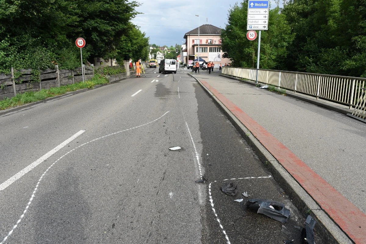 Aathal ZH – Lieferwagenlenker verursacht mehrere Kollisionen – Zeugenaufruf