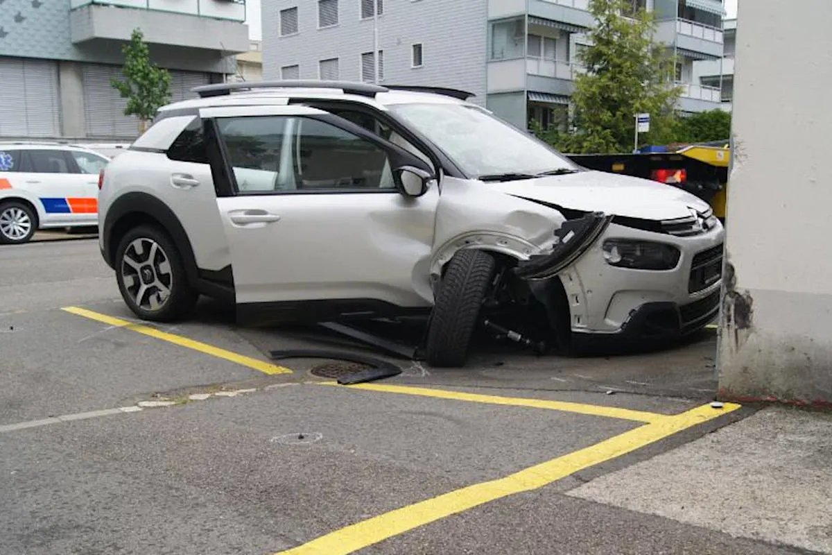 Zug ZG - Fahrzeuglenker verstirbt nach Unfall im Spital