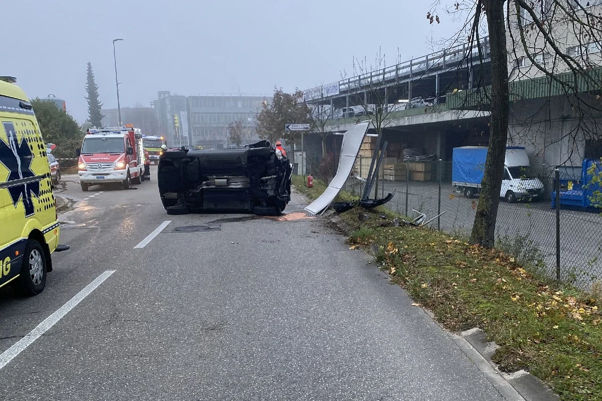 Arlesheim BL - Auto prallt in Reklameständer und kippt auf die Seite
