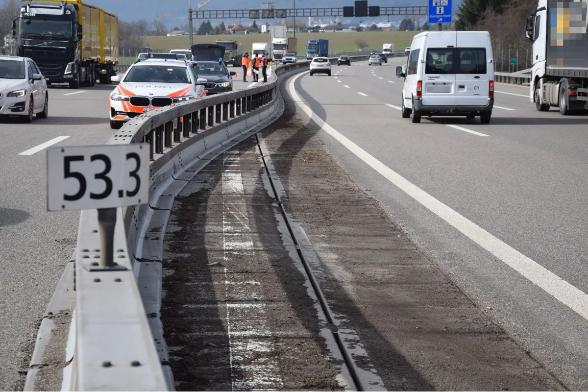 Gunzgen SO - Sattelmotorfahrzeug prallt auf der A1 in Leiteinrichtungen und Betonmauer 