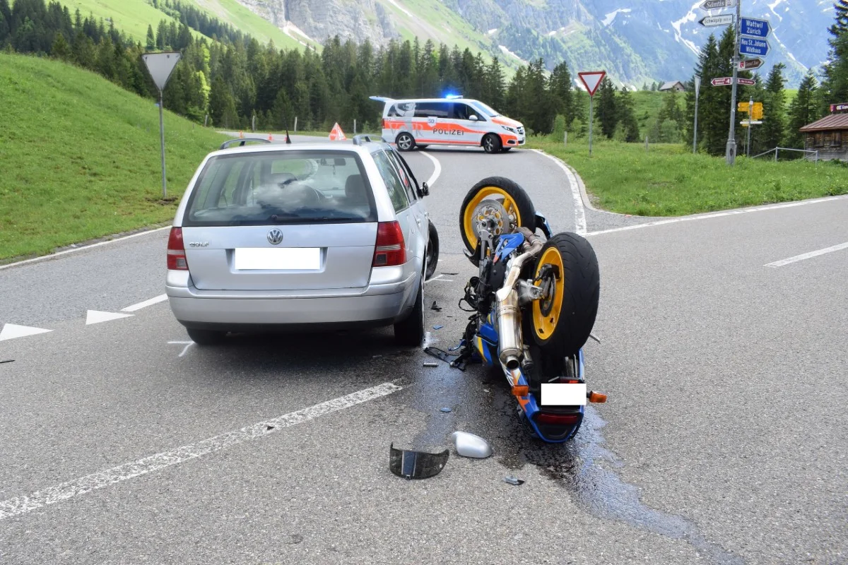 Hundwil AR - Personenwagen kollidiert mit Motorrad - zwei Verletzte