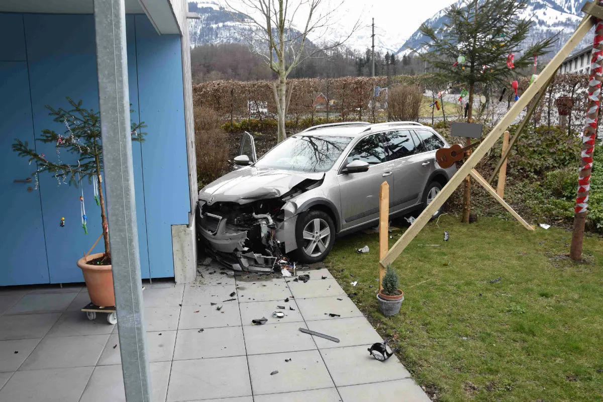 Sarnen OW - Auto landet nach Kollision im Garten