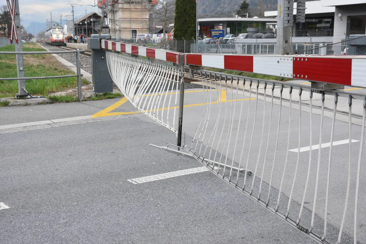 Schaan FL – Bahnschranke senkt sich auf Autodach
