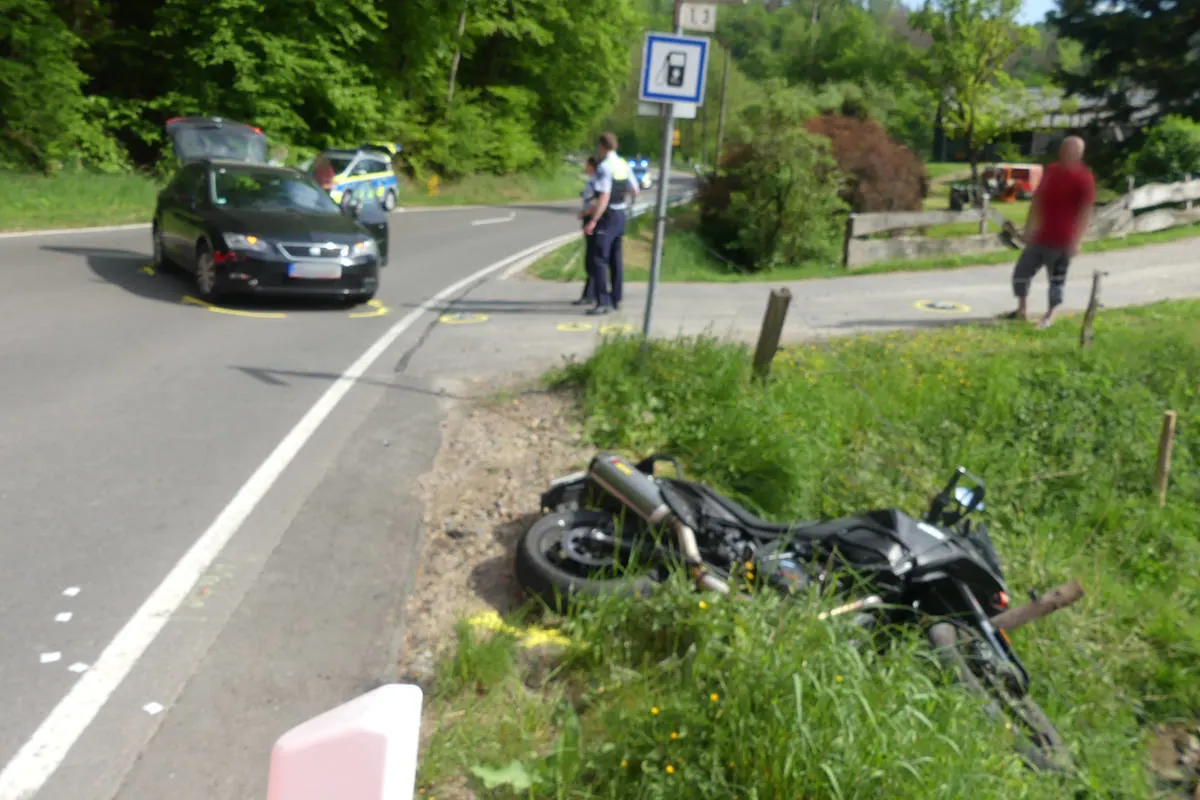 Lindlar – Kollision zwischen Krad und Auto