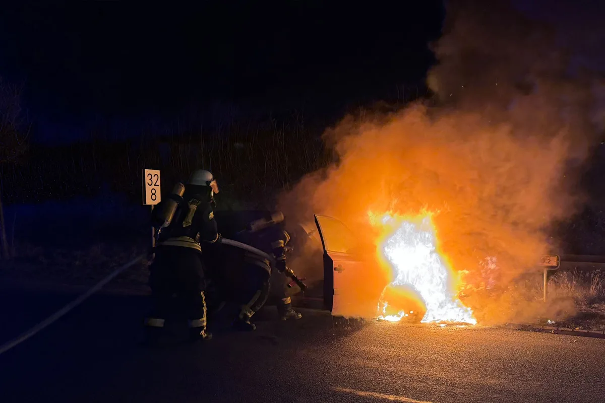 Bergen –  Feuerwehr löscht nächtlichen PKW-Brand