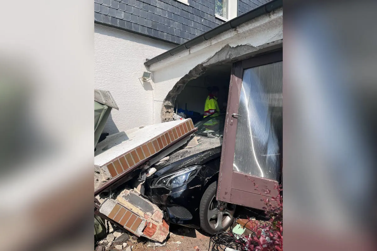 Sprockhövel – Verkehrsunfall in Garage und Beseitigung eines Astes