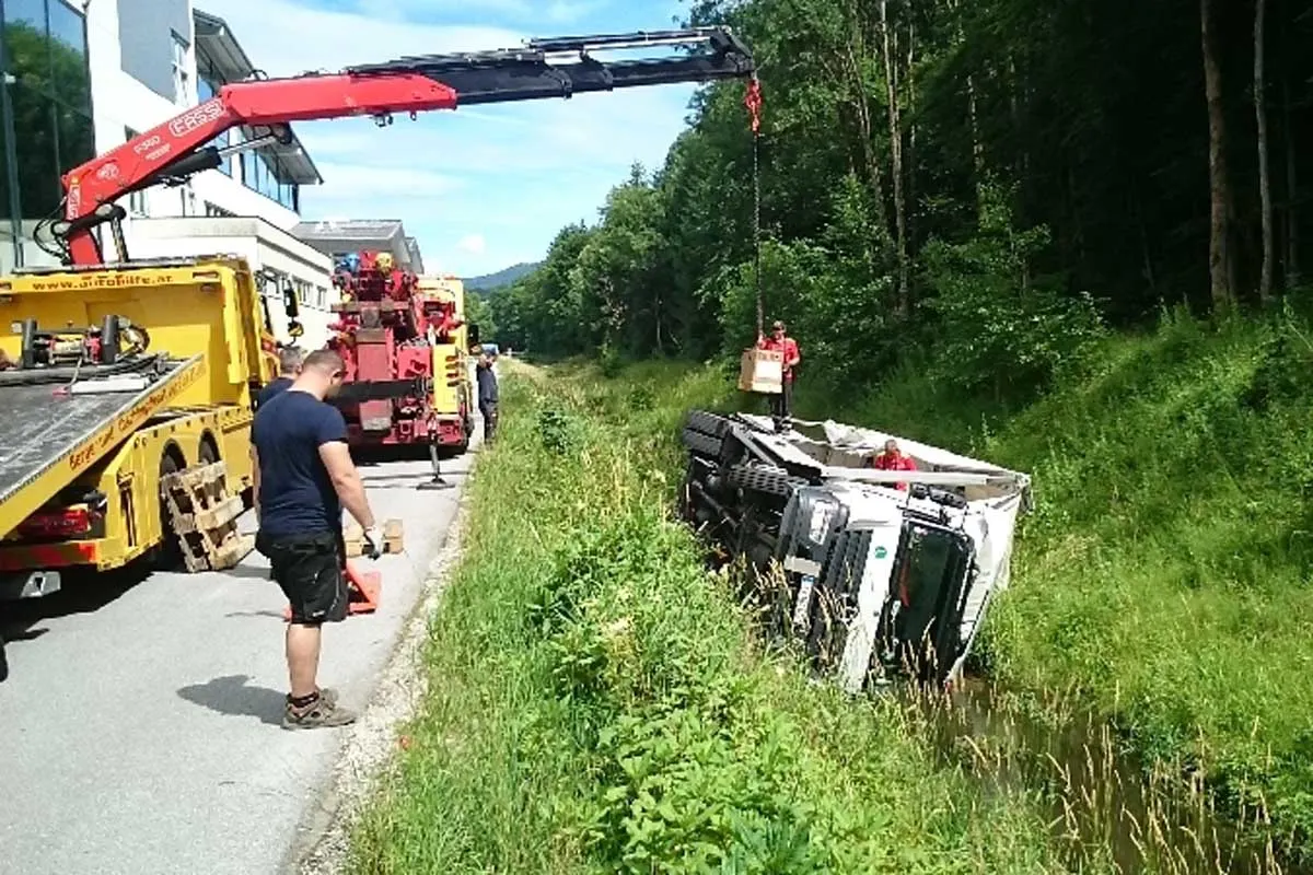 Bergheim - Lkw-Fahrer vergaß Handbremse und stürzte in Bach