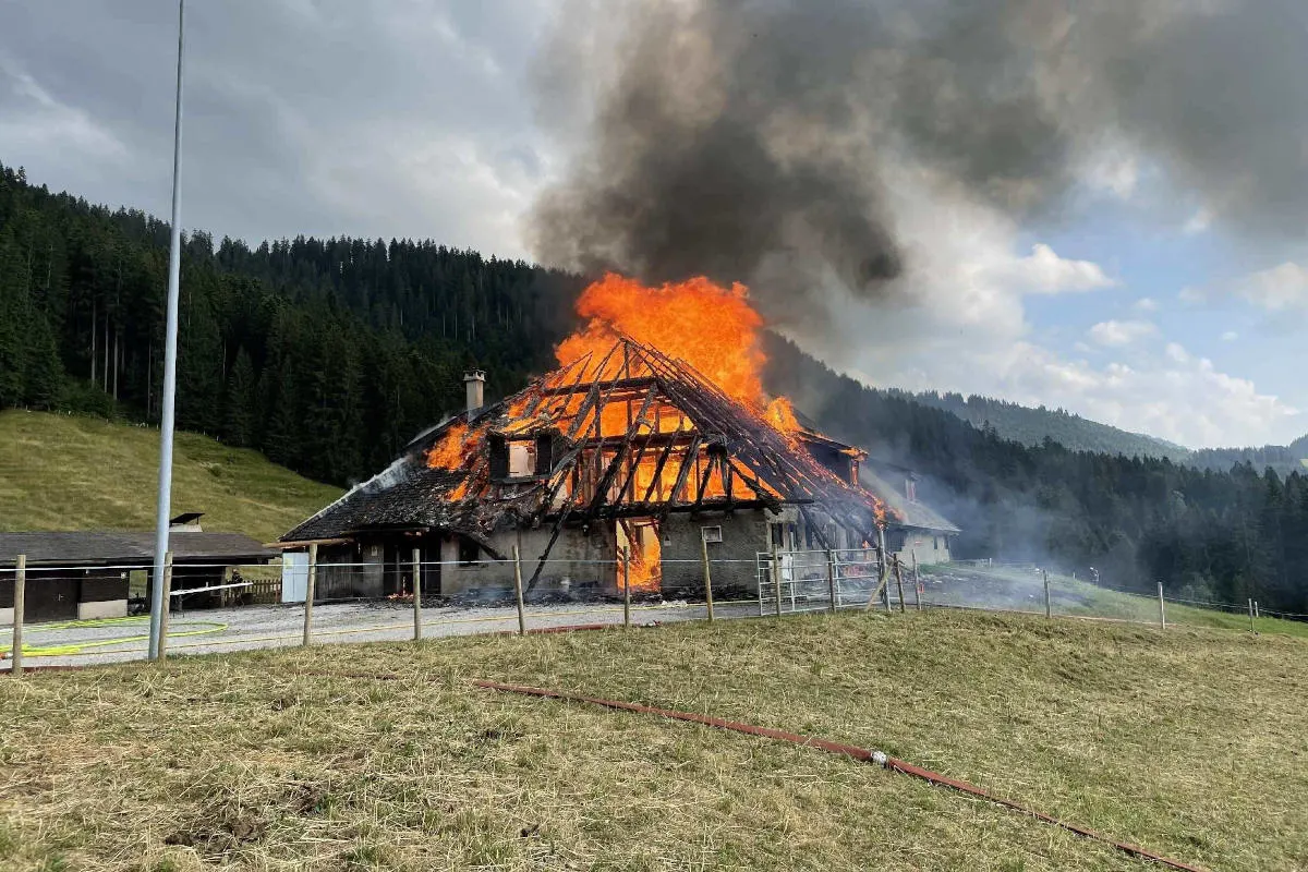 Les Paccots FR – Alphütte bei Brand komplett zerstört