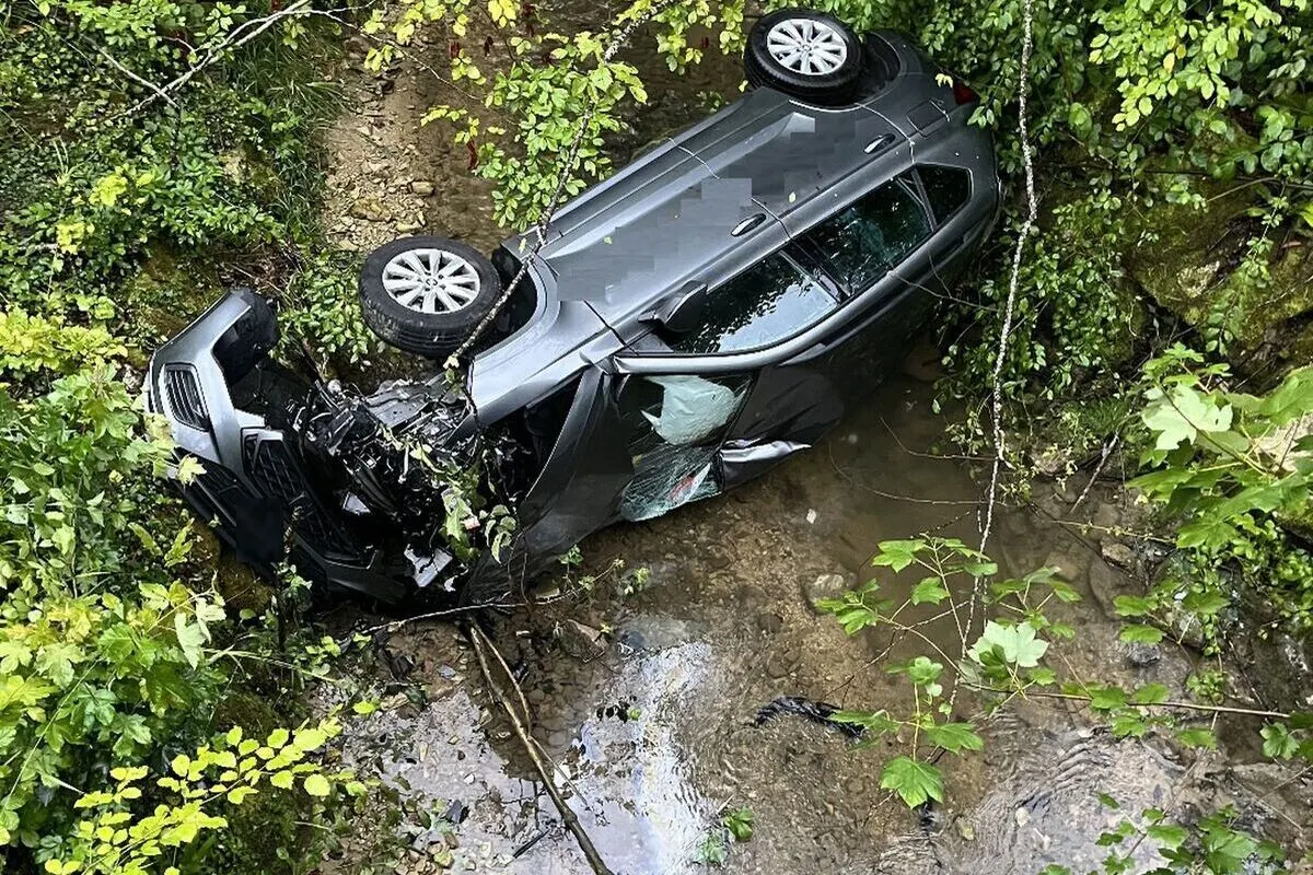 Kilchberg BL – Auto landet bei Unfall im Bach