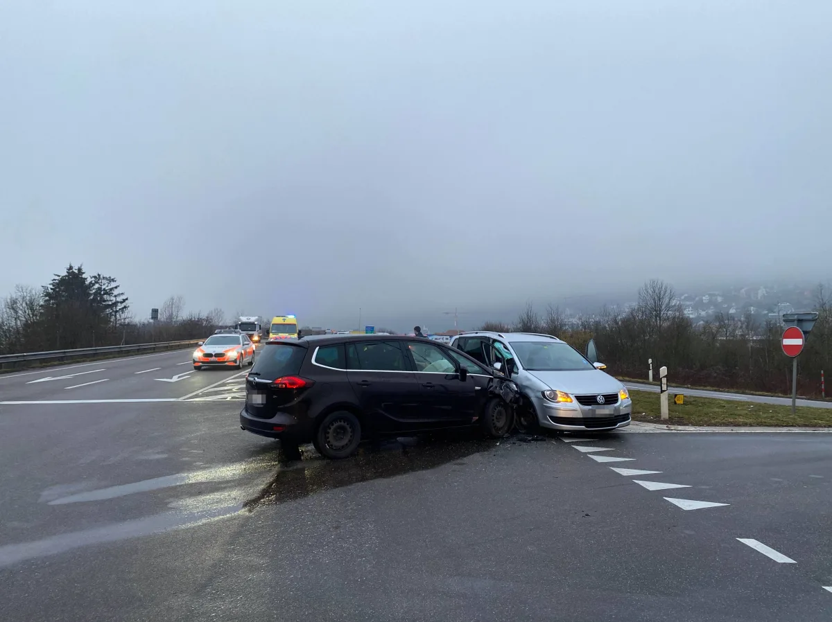 Egerkingen SO – Kollision mit zwei beteiligten Fahrzeugen – zwei Personen verletzt