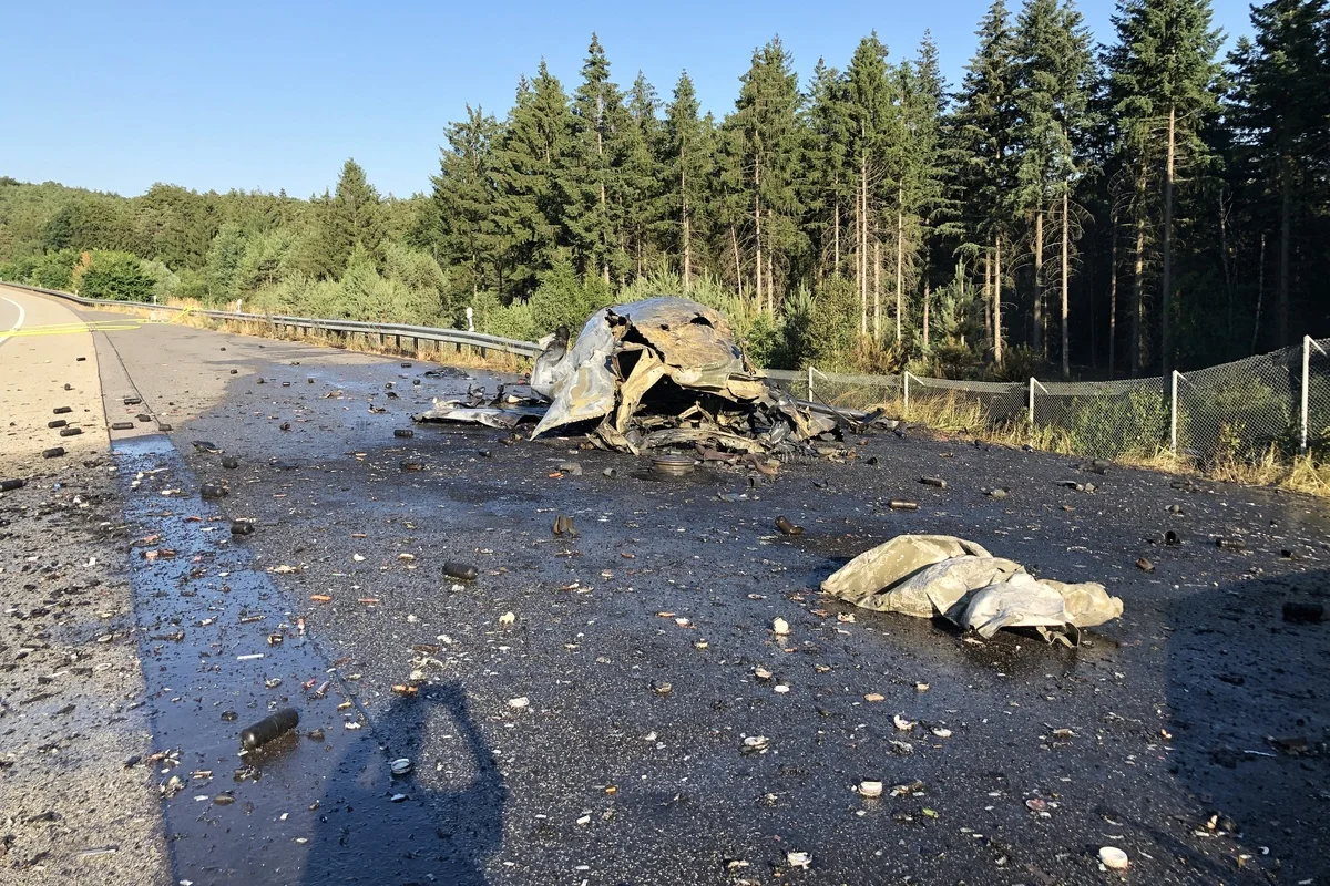 Waldbrand nach Fahrzeugbrand mit Explosionen auf der Autobahn 6