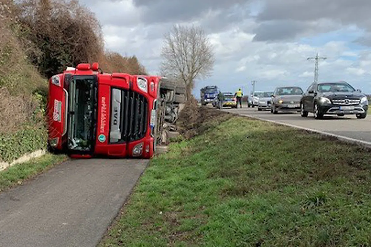 Hochstadt – Sattelzug kippt auf Radweg