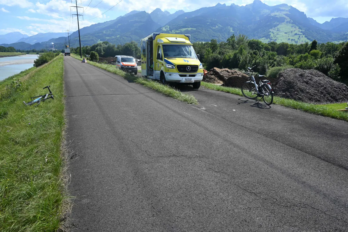 E-Bike kollidiert mit Rennvelo in Haag SG – Mann nach Unfall verletzt