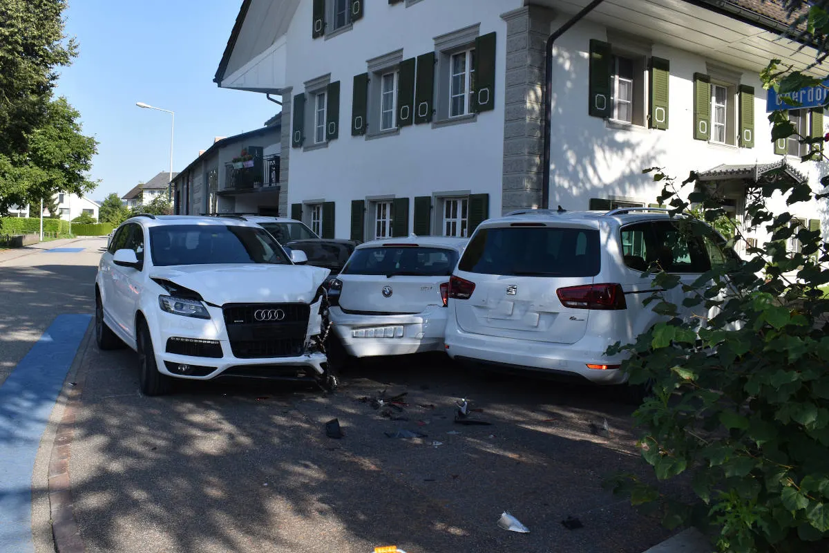 Schötz LU – Autofahrerin verliert Kontrolle über Auto und fährt in parkierte Fahrzeuge