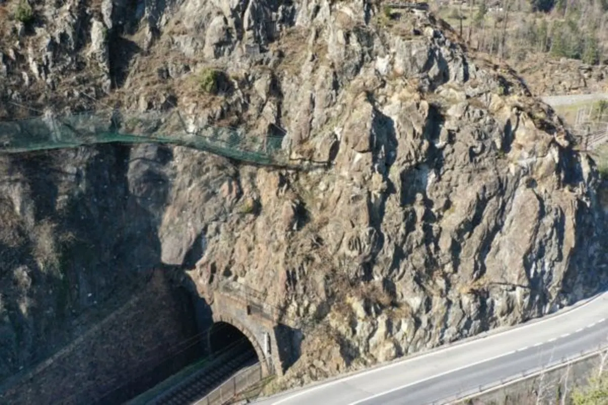 Verkehrsinformation zu Intschi UR - Instabiles Felspaket wird entfernt