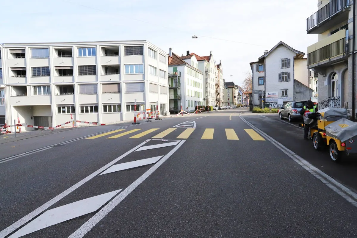 Unfall in St.Gallen – Personenwagen kollidiert mit Verkehrsteiler
