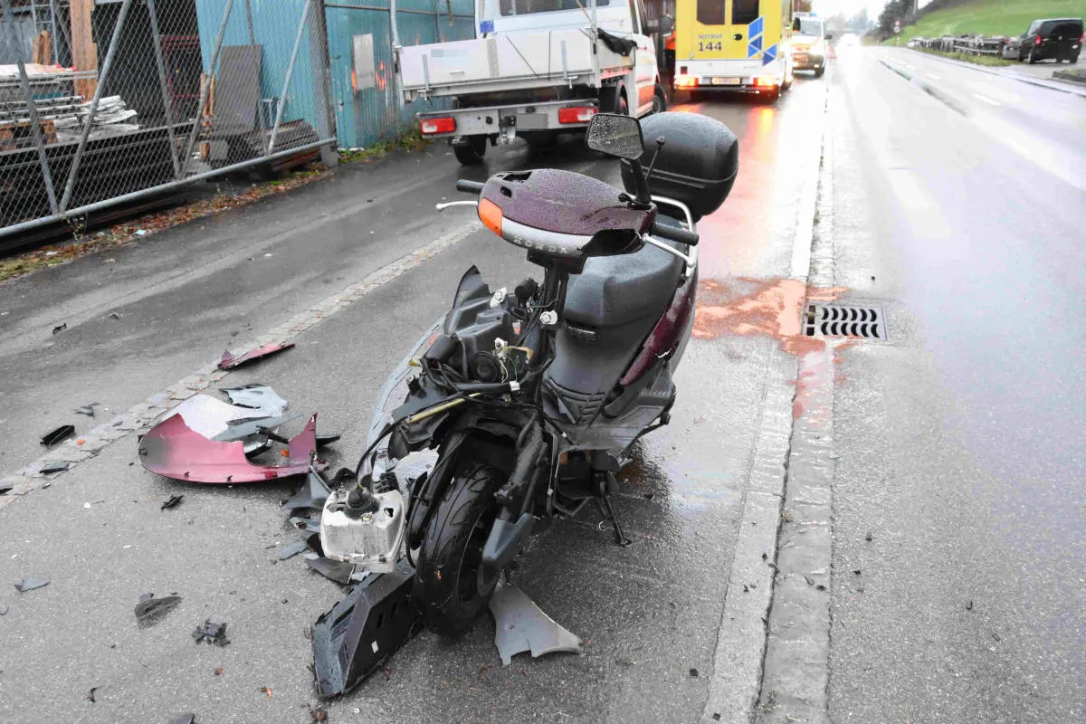 Unfall Gossau SG - Rollerfahrer bei Kollision verletzt