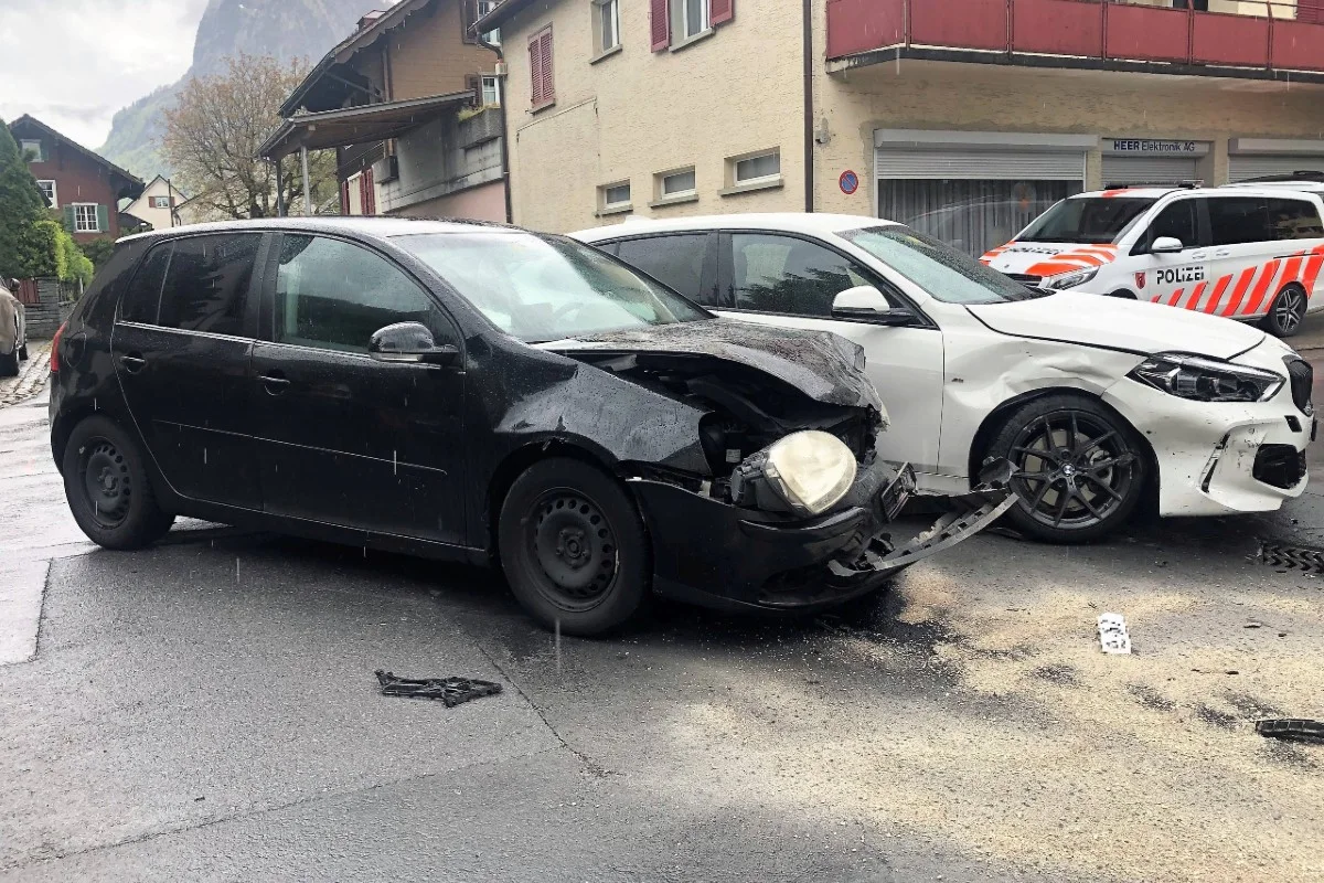 Netstal GL -  Vortritt genommen - Blechschaden beim Unfall heute