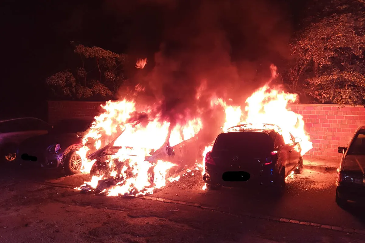 Dortmund – Mehrere PKW brennen in der Innenstadt.