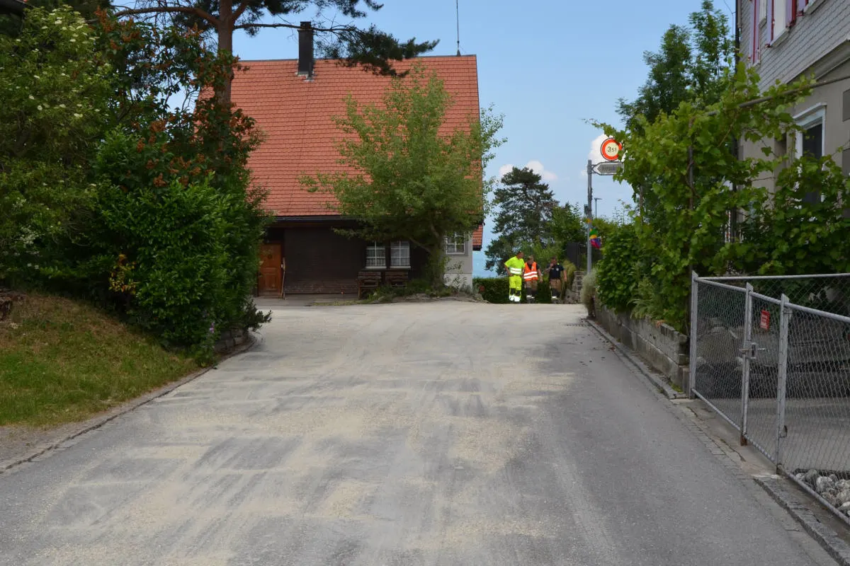 Wienacht-Tobel AR - Lastwagen schlitzt bei Wendemanöver Treibstofftank auf