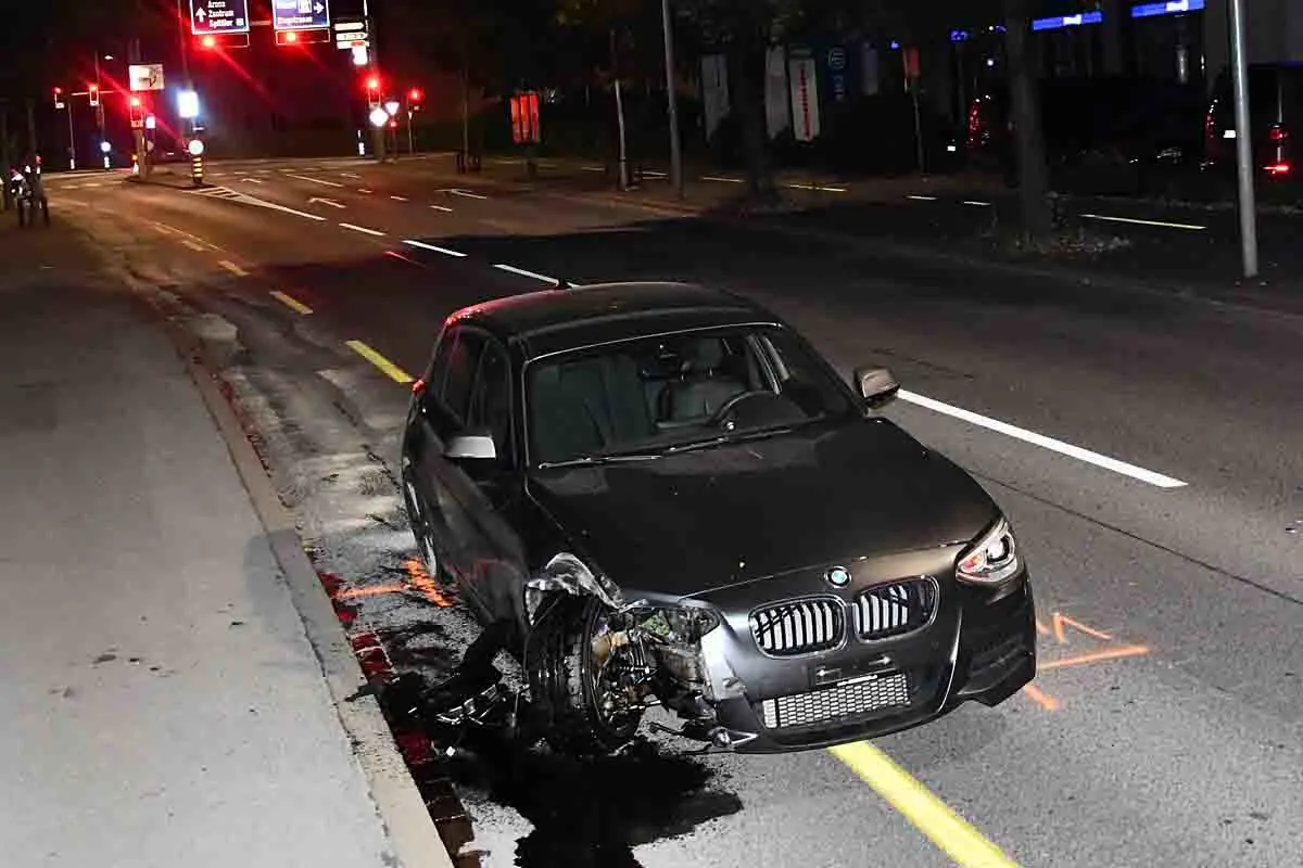 Chur GR - 22-Jähriger fährt BMW gegen Baum - Totalschaden