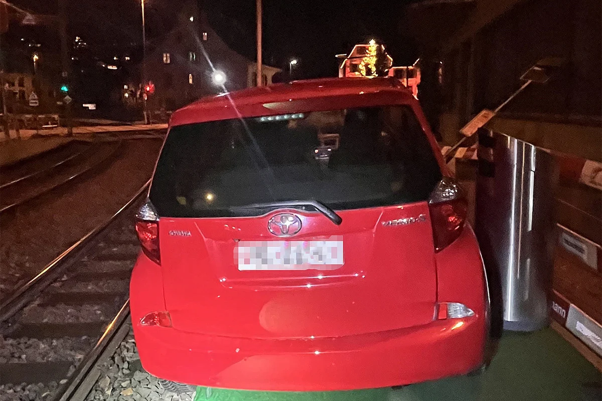 Binningen BL – 90-jährige Autofahrerin bleibt auf Tramgeleisen stecken