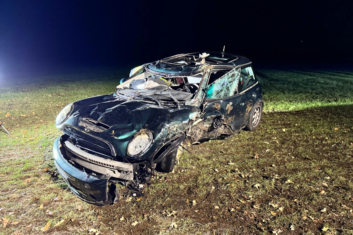 Revenahe NI – Autofahrer prallt gegen Baum und wird eingeklemmt