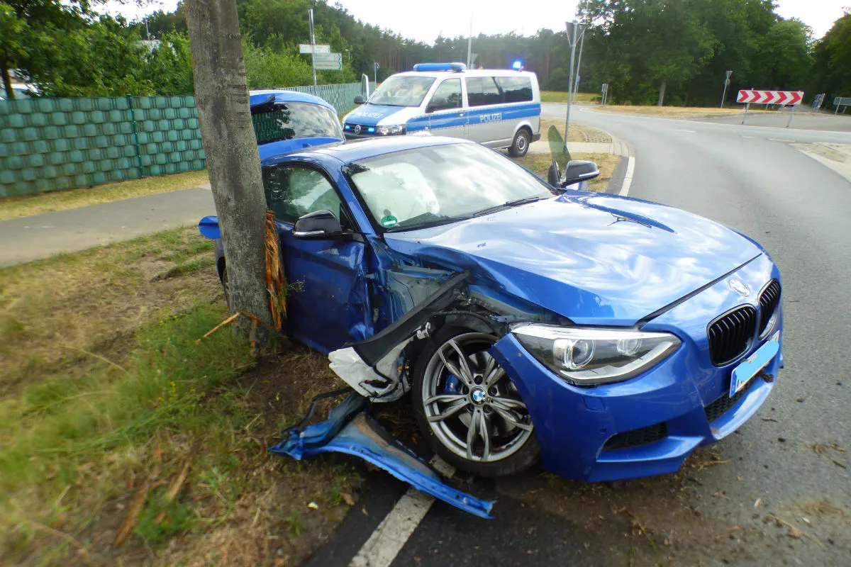 Auto prallt gegen Baum