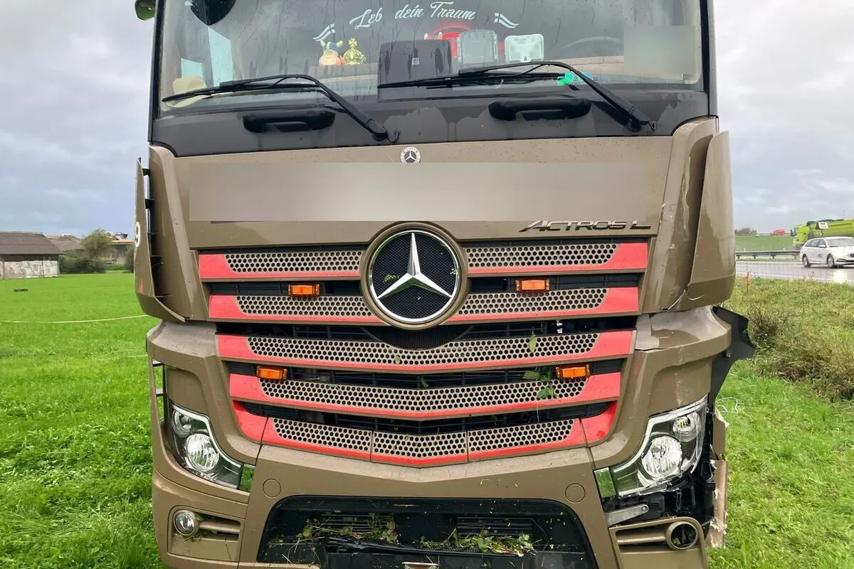 Autobahn A3 - Sattelschlepper durchbricht Wildzaun