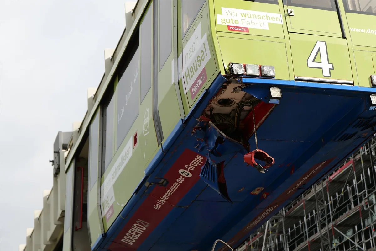 Dortmund NW – H-Bahn kollidiert mit Autokran am Campus Nord