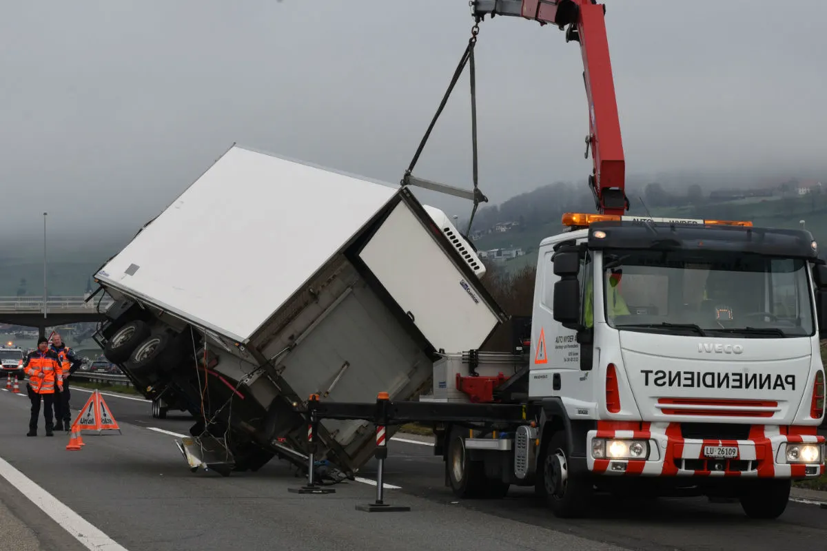A2/Dagmersellen LU - Anhänger auf der Autobahn gekippt