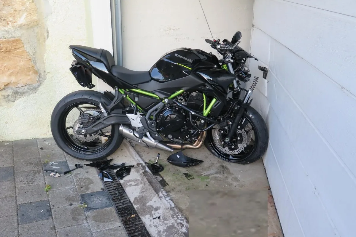 Sissach BL - Motorradlenker verliert Kontrolle über Töff und fährt in Steinmauer 