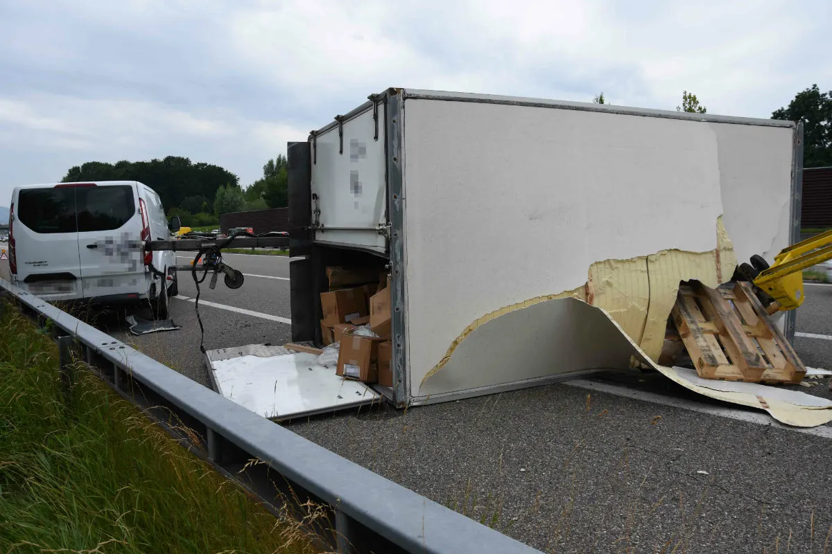Widnau SG - Lieferwagen mit Anhänger auf Autobahn verunfallt
