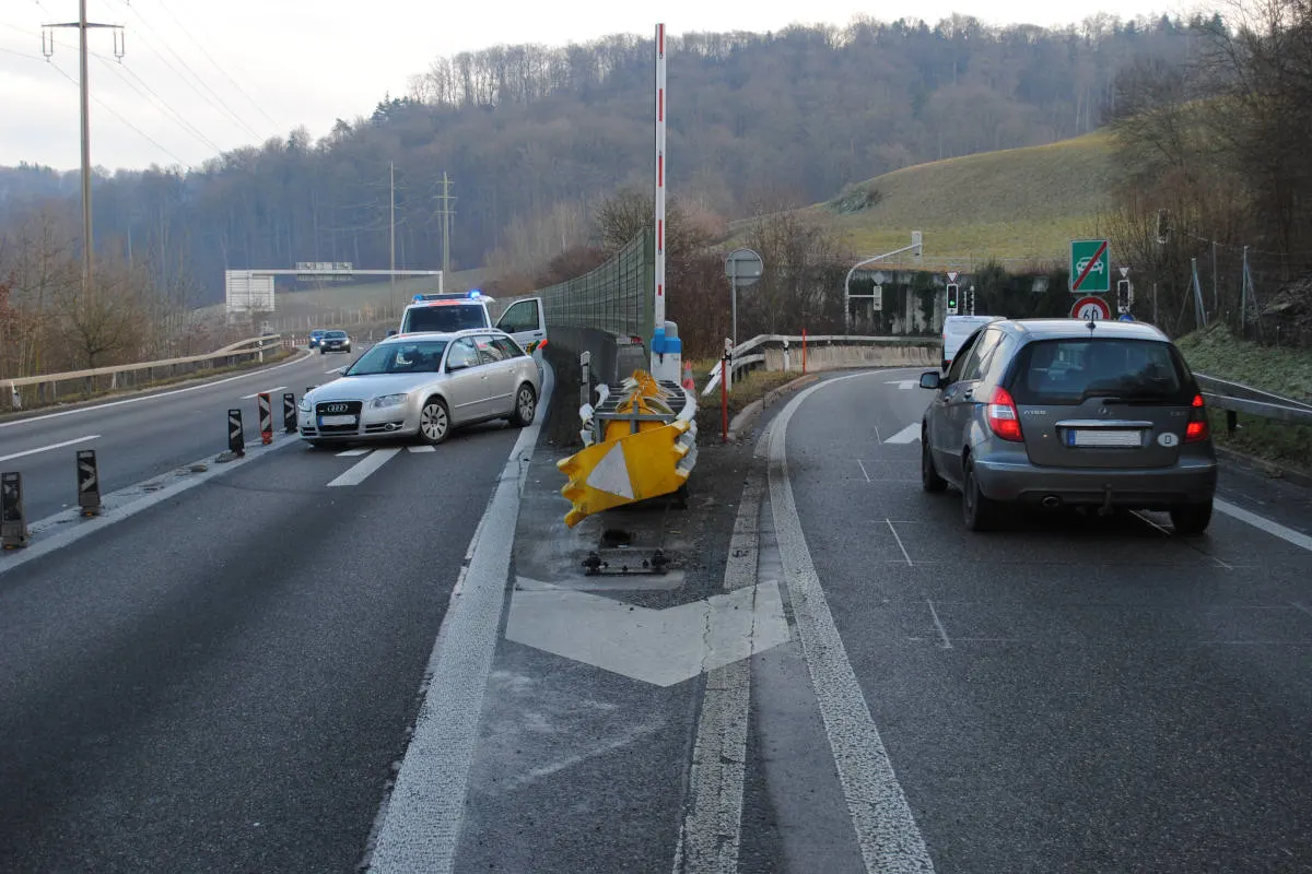 A4 Flurlingen ZH - Alleinunfall mit beträchtlichem Sachschaden