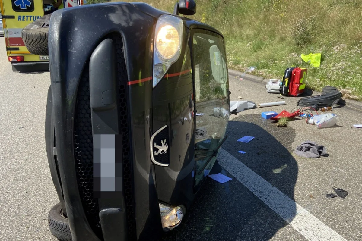 Spektakulärer Unfall in Oeschgen AG - Fahrzeug überschlägt sich wegen Ablenkung des Fahrers auf der A3!