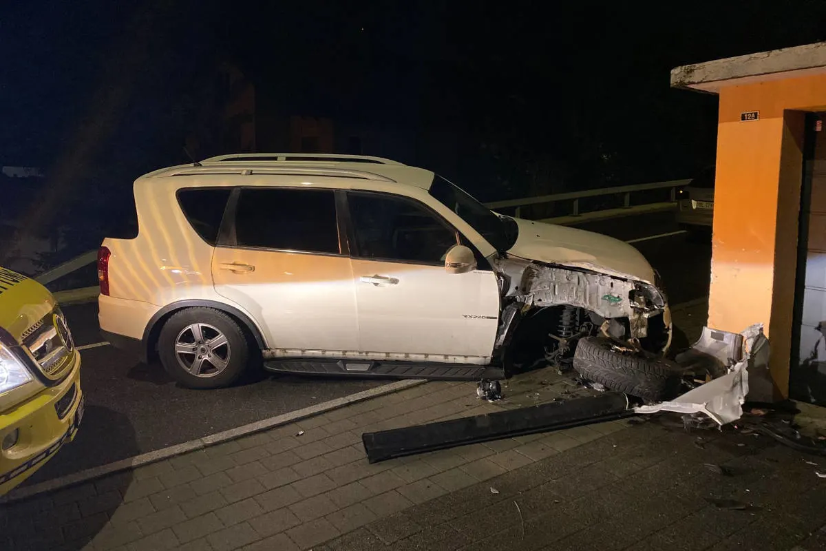 Grellingen BL – Mit Personenwagen in Hausfassade gekracht